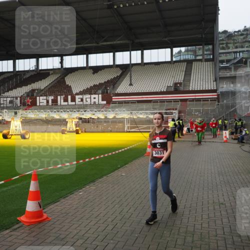07.12.2025 - St. Pauli X-Mass-Run No. 15 Fabian Wolf http://msf.ph/oto/9422728 07.12.2025 11:54:30 Ziel 2775, 2778, 2782, 2783, 3446 meine-sportfotos.de
