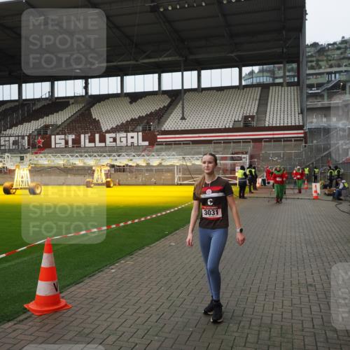 07.12.2025 - St. Pauli X-Mass-Run No. 15 Fabian Wolf http://msf.ph/oto/9422729 07.12.2025 11:54:30 Ziel 2775, 2778, 2782, 2783, 3446 meine-sportfotos.de
