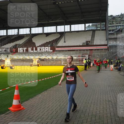 07.12.2025 - St. Pauli X-Mass-Run No. 15 Fabian Wolf http://msf.ph/oto/9422730 07.12.2025 11:54:30 Ziel 2775, 2778, 2782, 2783, 3446 meine-sportfotos.de