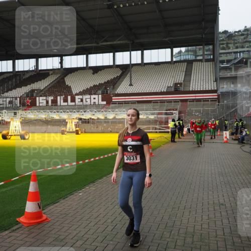 07.12.2025 - St. Pauli X-Mass-Run No. 15 Fabian Wolf http://msf.ph/oto/9422731 07.12.2025 11:54:30 Ziel 2775, 2778, 2782, 2783, 3446 meine-sportfotos.de