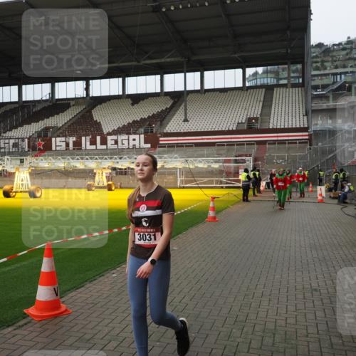 07.12.2025 - St. Pauli X-Mass-Run No. 15 Fabian Wolf http://msf.ph/oto/9422733 07.12.2025 11:54:31 Ziel 1331, 1784, 2775, 2778, 2782, 2783, 3446 meine-sportfotos.de