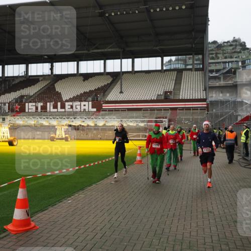 07.12.2025 - St. Pauli X-Mass-Run No. 15 Fabian Wolf http://msf.ph/oto/9422738 07.12.2025 11:54:35 Ziel 333, 1331, 1784, 2775, 2778, 2782, 2783, 3446 meine-sportfotos.de