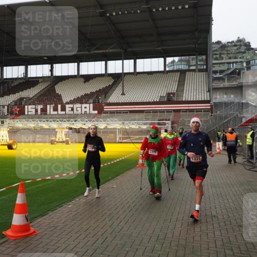 07.12.2025 - St. Pauli X-Mass-Run No. 15 Fabian Wolf http://msf.ph/oto/9422741 07.12.2025 11:54:36 Ziel 333, 1331, 1784, 2775, 2778, 2782, 2783, 3446 meine-sportfotos.de