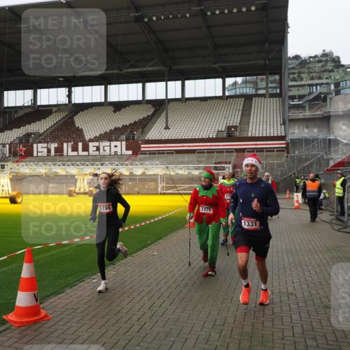 07.12.2025 - St. Pauli X-Mass-Run No. 15 Fabian Wolf http://msf.ph/oto/9422742 07.12.2025 11:54:36 Ziel 333, 1331, 1784, 2775, 2778, 2782, 2783, 3446 meine-sportfotos.de