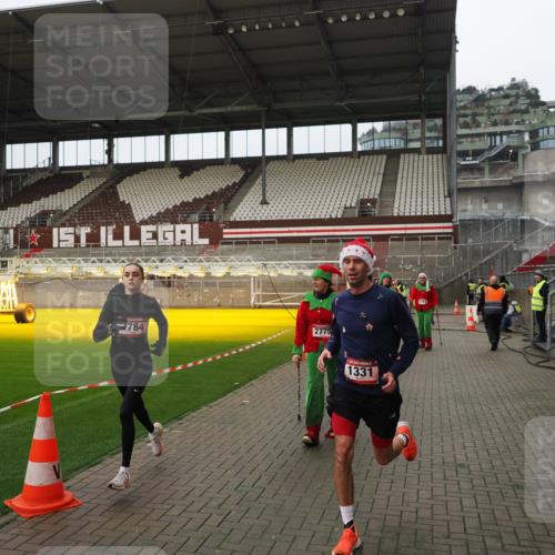 07.12.2025 - St. Pauli X-Mass-Run No. 15 Fabian Wolf http://msf.ph/oto/9422743 07.12.2025 11:54:36 Ziel 333, 1331, 1784, 2775, 2778, 2782, 2783, 3446 meine-sportfotos.de
