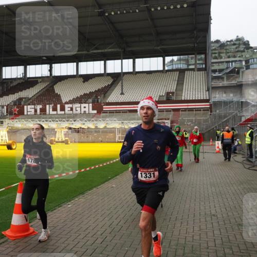07.12.2025 - St. Pauli X-Mass-Run No. 15 Fabian Wolf http://msf.ph/oto/9422744 07.12.2025 11:54:36 Ziel 333, 1331, 1784, 2775, 2778, 2782, 2783, 3446 meine-sportfotos.de