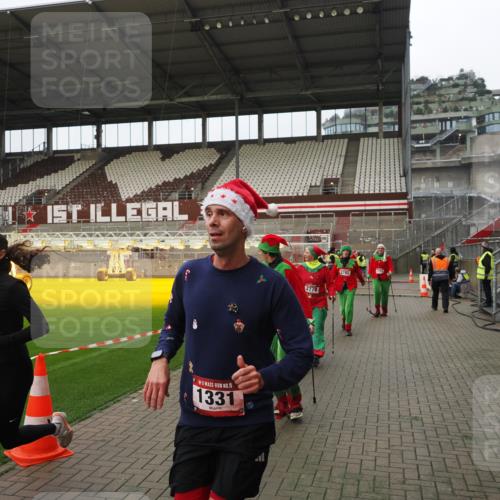 07.12.2025 - St. Pauli X-Mass-Run No. 15 Fabian Wolf http://msf.ph/oto/9422745 07.12.2025 11:54:37 Ziel 333, 1331, 1784, 2775, 2778, 2782, 2783, 3446 meine-sportfotos.de