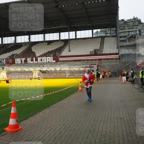 07.12.2025 - St. Pauli X-Mass-Run No. 15 Fabian Wolf http://msf.ph/oto/9422782 07.12.2025 11:54:46 Ziel 333, 1331, 1784, 2778, 2782, 2783 meine-sportfotos.de