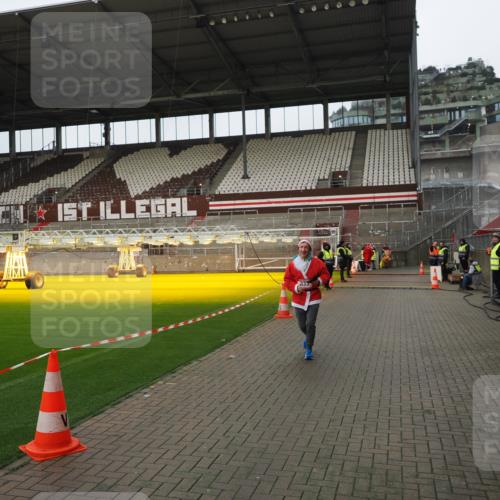 07.12.2025 - St. Pauli X-Mass-Run No. 15 Fabian Wolf http://msf.ph/oto/9422783 07.12.2025 11:54:46 Ziel 333, 1331, 1784, 2778, 2782, 2783 meine-sportfotos.de