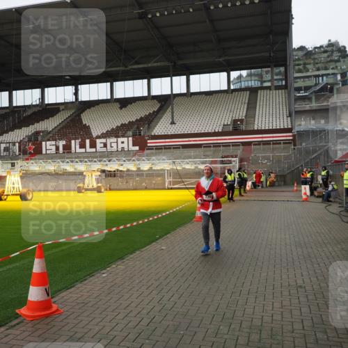 07.12.2025 - St. Pauli X-Mass-Run No. 15 Fabian Wolf http://msf.ph/oto/9422784 07.12.2025 11:54:46 Ziel 333, 1331, 1784, 2778, 2782, 2783 meine-sportfotos.de