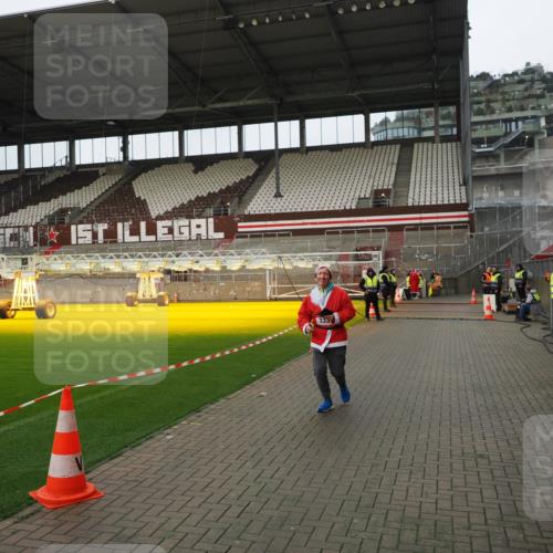 07.12.2025 - St. Pauli X-Mass-Run No. 15 Fabian Wolf http://msf.ph/oto/9422785 07.12.2025 11:54:47 Ziel 333, 1331, 1784, 2778, 2782, 2783 meine-sportfotos.de