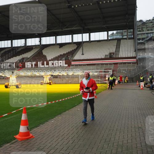 07.12.2025 - St. Pauli X-Mass-Run No. 15 Fabian Wolf http://msf.ph/oto/9422788 07.12.2025 11:54:47 Ziel 333, 1331, 1784, 2778, 2782, 2783 meine-sportfotos.de