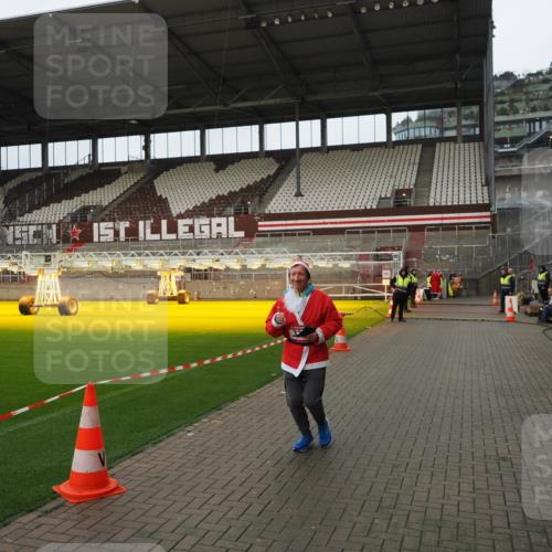 07.12.2025 - St. Pauli X-Mass-Run No. 15 Fabian Wolf http://msf.ph/oto/9422789 07.12.2025 11:54:47 Ziel 333, 1331, 1784, 2778, 2782, 2783 meine-sportfotos.de
