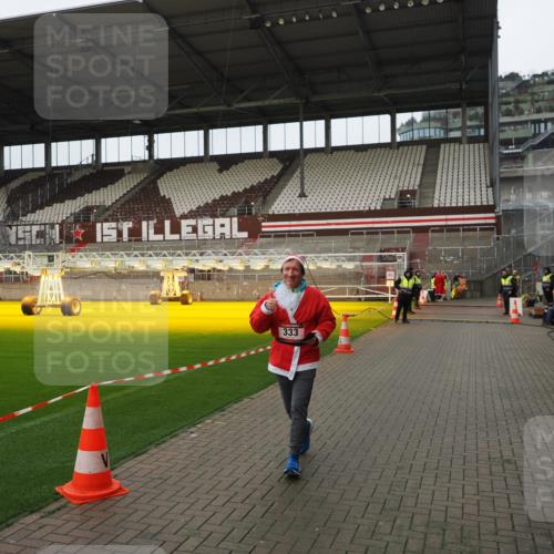 07.12.2025 - St. Pauli X-Mass-Run No. 15 Fabian Wolf http://msf.ph/oto/9422790 07.12.2025 11:54:48 Ziel 333, 1331, 1784, 2782, 2783 meine-sportfotos.de