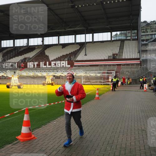 07.12.2025 - St. Pauli X-Mass-Run No. 15 Fabian Wolf http://msf.ph/oto/9422792 07.12.2025 11:54:48 Ziel 333, 1331, 1784, 2782, 2783 meine-sportfotos.de