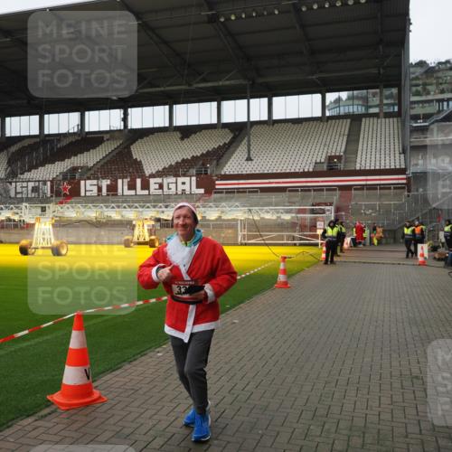 07.12.2025 - St. Pauli X-Mass-Run No. 15 Fabian Wolf http://msf.ph/oto/9422793 07.12.2025 11:54:48 Ziel 333, 1331, 1784, 2782, 2783 meine-sportfotos.de