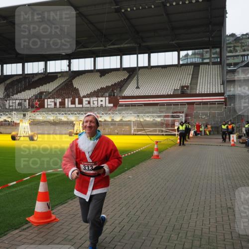 07.12.2025 - St. Pauli X-Mass-Run No. 15 Fabian Wolf http://msf.ph/oto/9422794 07.12.2025 11:54:48 Ziel 333, 1331, 1784, 2782, 2783 meine-sportfotos.de