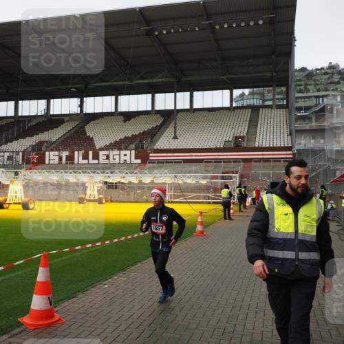 07.12.2025 - St. Pauli X-Mass-Run No. 15 Fabian Wolf http://msf.ph/oto/9422805 07.12.2025 11:55:06 Ziel 1657 meine-sportfotos.de