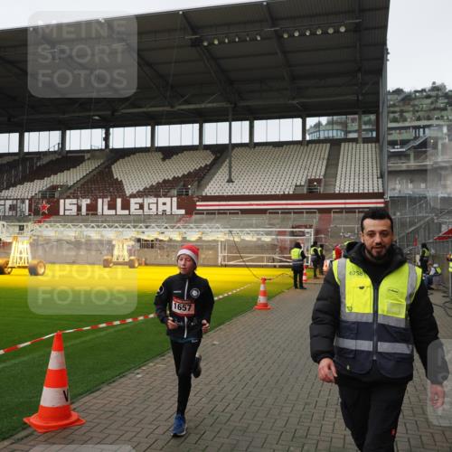 07.12.2025 - St. Pauli X-Mass-Run No. 15 Fabian Wolf http://msf.ph/oto/9422806 07.12.2025 11:55:07 Ziel 1657 meine-sportfotos.de