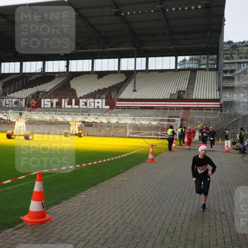 07.12.2025 - St. Pauli X-Mass-Run No. 15 Fabian Wolf http://msf.ph/oto/9422808 07.12.2025 11:55:13 Ziel 1448, 1657, 1720, 2671, 3991 meine-sportfotos.de