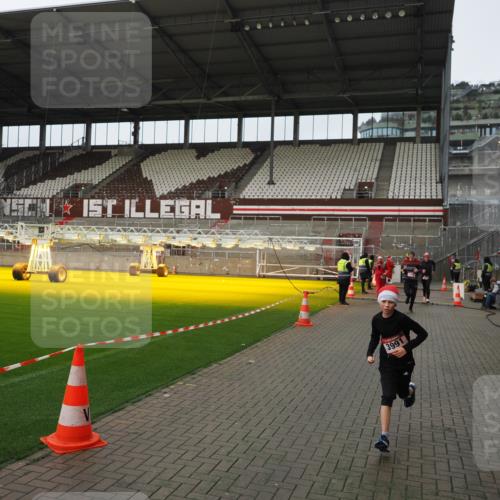 07.12.2025 - St. Pauli X-Mass-Run No. 15 Fabian Wolf http://msf.ph/oto/9422809 07.12.2025 11:55:14 Ziel 1448, 1657, 1720, 2671, 3991 meine-sportfotos.de