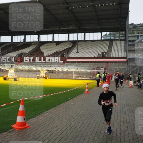 07.12.2025 - St. Pauli X-Mass-Run No. 15 Fabian Wolf http://msf.ph/oto/9422810 07.12.2025 11:55:14 Ziel 1448, 1657, 1720, 2671, 3991 meine-sportfotos.de