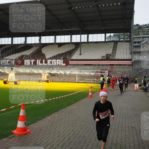 07.12.2025 - St. Pauli X-Mass-Run No. 15 Fabian Wolf http://msf.ph/oto/9422811 07.12.2025 11:55:14 Ziel 1448, 1657, 1720, 2671, 3991 meine-sportfotos.de