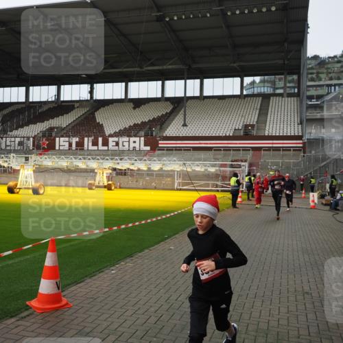 07.12.2025 - St. Pauli X-Mass-Run No. 15 Fabian Wolf http://msf.ph/oto/9422812 07.12.2025 11:55:14 Ziel 1448, 1657, 1720, 2671, 3991 meine-sportfotos.de