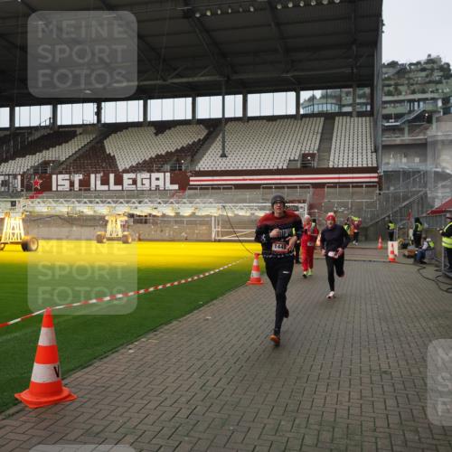 07.12.2025 - St. Pauli X-Mass-Run No. 15 Fabian Wolf http://msf.ph/oto/9422814 07.12.2025 11:55:16 Ziel 1448, 1657, 1720, 2671, 3991 meine-sportfotos.de
