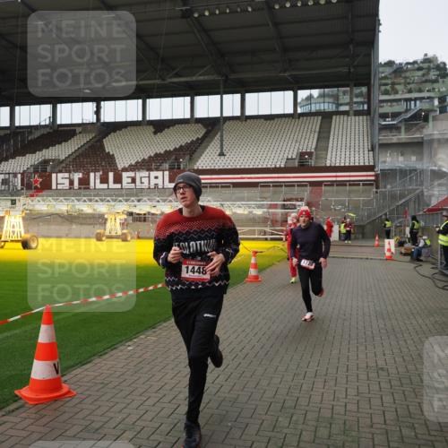 07.12.2025 - St. Pauli X-Mass-Run No. 15 Fabian Wolf http://msf.ph/oto/9422818 07.12.2025 11:55:17 Ziel 1448, 1657, 1720, 2671, 3991 meine-sportfotos.de