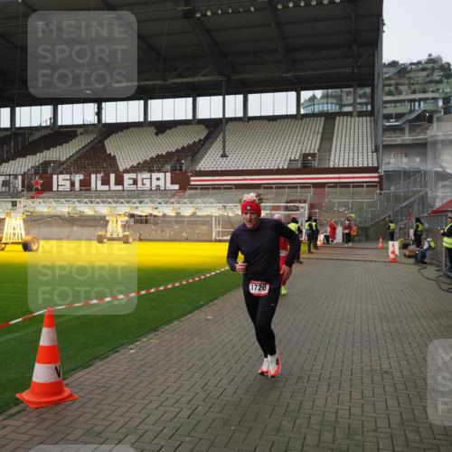 07.12.2025 - St. Pauli X-Mass-Run No. 15 Fabian Wolf http://msf.ph/oto/9422821 07.12.2025 11:55:18 Ziel 1448, 1657, 1720, 2671, 3991 meine-sportfotos.de