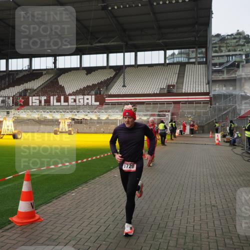 07.12.2025 - St. Pauli X-Mass-Run No. 15 Fabian Wolf http://msf.ph/oto/9422822 07.12.2025 11:55:18 Ziel 1448, 1657, 1720, 2671, 3991 meine-sportfotos.de
