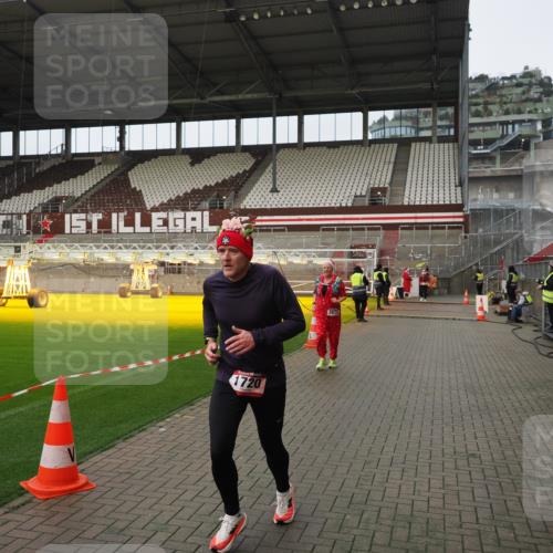07.12.2025 - St. Pauli X-Mass-Run No. 15 Fabian Wolf http://msf.ph/oto/9422823 07.12.2025 11:55:18 Ziel 1448, 1657, 1720, 2671, 3991 meine-sportfotos.de