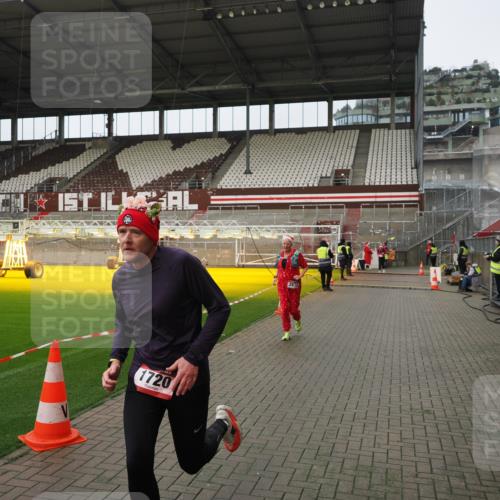 07.12.2025 - St. Pauli X-Mass-Run No. 15 Fabian Wolf http://msf.ph/oto/9422824 07.12.2025 11:55:19 Ziel 1448, 1657, 1720, 2671, 3991 meine-sportfotos.de