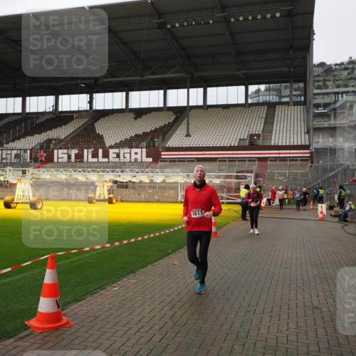 07.12.2025 - St. Pauli X-Mass-Run No. 15 Fabian Wolf http://msf.ph/oto/9422829 07.12.2025 11:55:28 Ziel 1448, 1720, 1835, 2671, 3611, 3991 meine-sportfotos.de