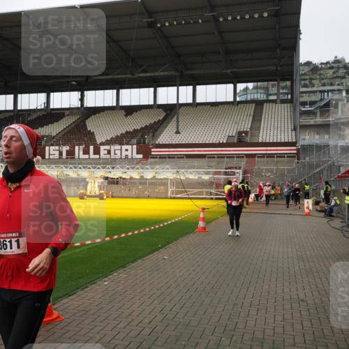 07.12.2025 - St. Pauli X-Mass-Run No. 15 Fabian Wolf http://msf.ph/oto/9422834 07.12.2025 11:55:29 Ziel 1131, 1132, 1448, 1720, 1835, 2671, 3611, 3991 meine-sportfotos.de