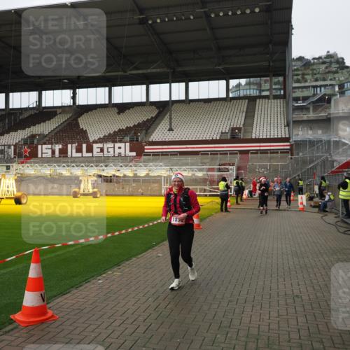 07.12.2025 - St. Pauli X-Mass-Run No. 15 Fabian Wolf http://msf.ph/oto/9422837 07.12.2025 11:55:32 Ziel 1131, 1132, 1448, 1535, 1720, 1835, 3611, 4013, 4785 meine-sportfotos.de