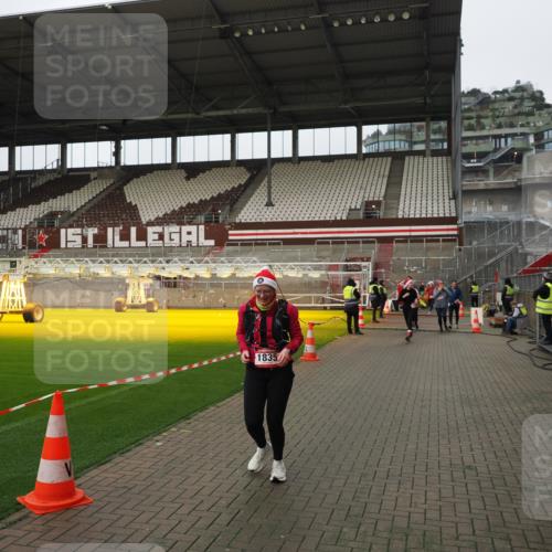 07.12.2025 - St. Pauli X-Mass-Run No. 15 Fabian Wolf http://msf.ph/oto/9422839 07.12.2025 11:55:33 Ziel 1131, 1132, 1535, 1835, 3611, 4013, 4785 meine-sportfotos.de