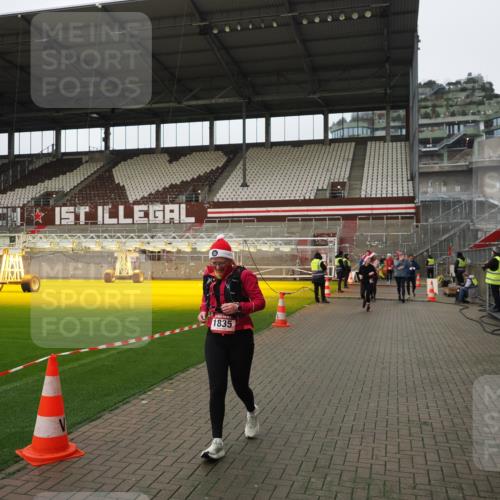 07.12.2025 - St. Pauli X-Mass-Run No. 15 Fabian Wolf http://msf.ph/oto/9422840 07.12.2025 11:55:33 Ziel 1131, 1132, 1535, 1835, 3611, 4013, 4785 meine-sportfotos.de