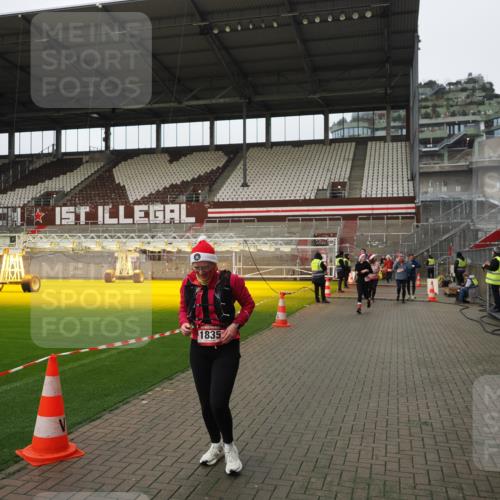 07.12.2025 - St. Pauli X-Mass-Run No. 15 Fabian Wolf http://msf.ph/oto/9422841 07.12.2025 11:55:33 Ziel 1131, 1132, 1535, 1835, 3611, 4013, 4785 meine-sportfotos.de