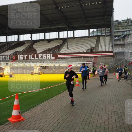 07.12.2025 - St. Pauli X-Mass-Run No. 15 Fabian Wolf http://msf.ph/oto/9422847 07.12.2025 11:55:37 Ziel 299, 1131, 1132, 1535, 1835, 3611, 4013, 4785 meine-sportfotos.de