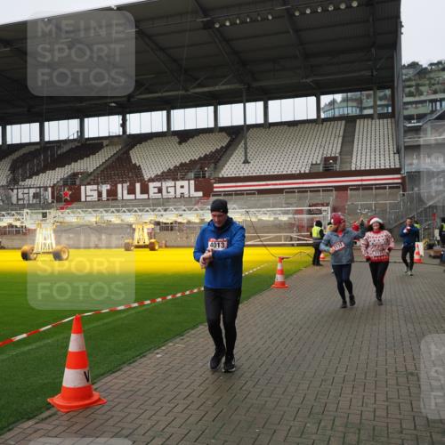 07.12.2025 - St. Pauli X-Mass-Run No. 15 Fabian Wolf http://msf.ph/oto/9422856 07.12.2025 11:55:39 Ziel 299, 1131, 1132, 1535, 1835, 3611, 4013, 4785 meine-sportfotos.de