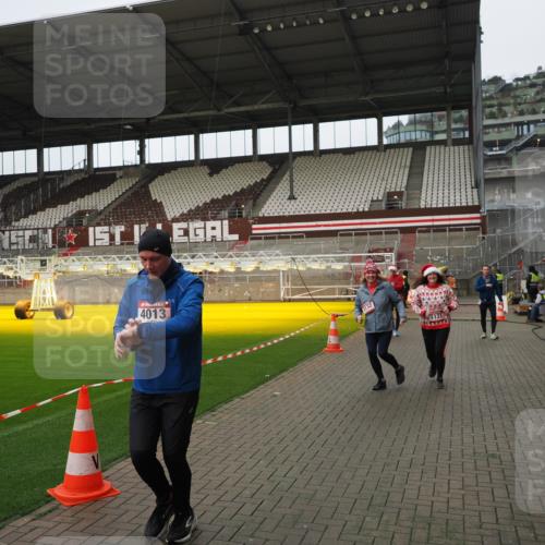 07.12.2025 - St. Pauli X-Mass-Run No. 15 Fabian Wolf http://msf.ph/oto/9422857 07.12.2025 11:55:40 Ziel 299, 1131, 1132, 1535, 1835, 3611, 4013, 4785 meine-sportfotos.de
