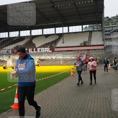 07.12.2025 - St. Pauli X-Mass-Run No. 15 Fabian Wolf http://msf.ph/oto/9422858 07.12.2025 11:55:40 Ziel 299, 1131, 1132, 1535, 1835, 3611, 4013, 4785 meine-sportfotos.de