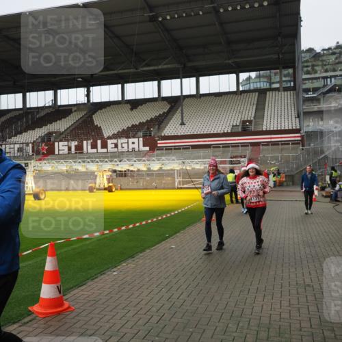 07.12.2025 - St. Pauli X-Mass-Run No. 15 Fabian Wolf http://msf.ph/oto/9422860 07.12.2025 11:55:41 Ziel 299, 1131, 1132, 1535, 1835, 3611, 4013, 4785 meine-sportfotos.de