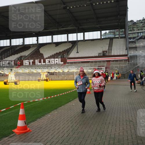 07.12.2025 - St. Pauli X-Mass-Run No. 15 Fabian Wolf http://msf.ph/oto/9422863 07.12.2025 11:55:41 Ziel 299, 1131, 1132, 1535, 1835, 3611, 4013, 4785 meine-sportfotos.de