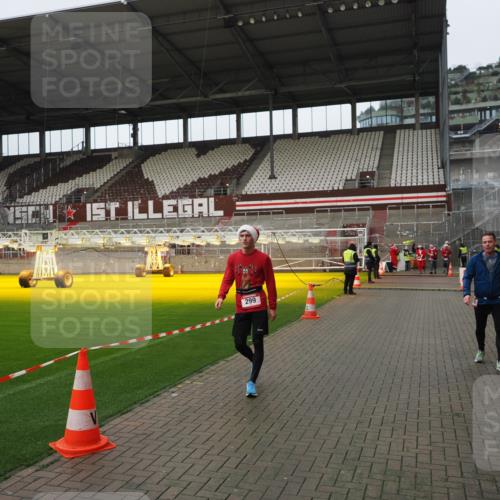 07.12.2025 - St. Pauli X-Mass-Run No. 15 Fabian Wolf http://msf.ph/oto/9422874 07.12.2025 11:55:47 Ziel 299, 1131, 1132, 1535, 4013, 4785 meine-sportfotos.de