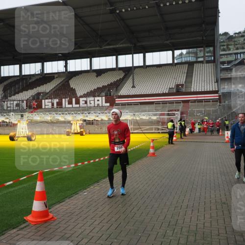07.12.2025 - St. Pauli X-Mass-Run No. 15 Fabian Wolf http://msf.ph/oto/9422875 07.12.2025 11:55:47 Ziel 299, 1131, 1132, 1535, 4013, 4785 meine-sportfotos.de