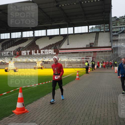 07.12.2025 - St. Pauli X-Mass-Run No. 15 Fabian Wolf http://msf.ph/oto/9422876 07.12.2025 11:55:47 Ziel 299, 1131, 1132, 1535, 4013, 4785 meine-sportfotos.de