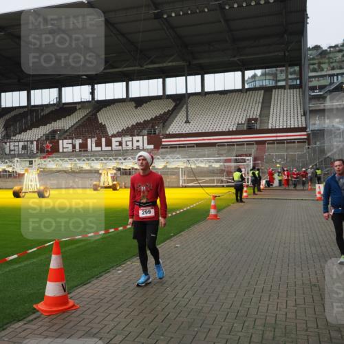07.12.2025 - St. Pauli X-Mass-Run No. 15 Fabian Wolf http://msf.ph/oto/9422877 07.12.2025 11:55:47 Ziel 299, 1131, 1132, 1535, 4013, 4785 meine-sportfotos.de